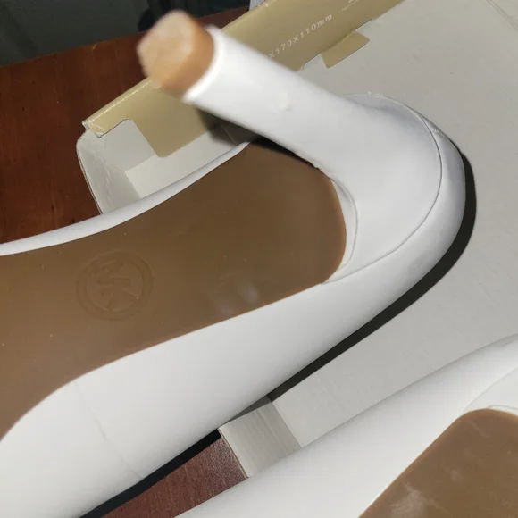 Michael Kors Classic White Heels 5" Heels. New In Box. - Picture 5 of 9